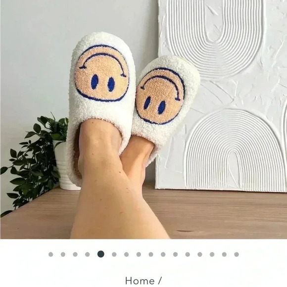 😊”Happy Face Slippers” NWT Nordic Peace White w/ Tan Faux Size 9/10😊 - Picture 10 of 12